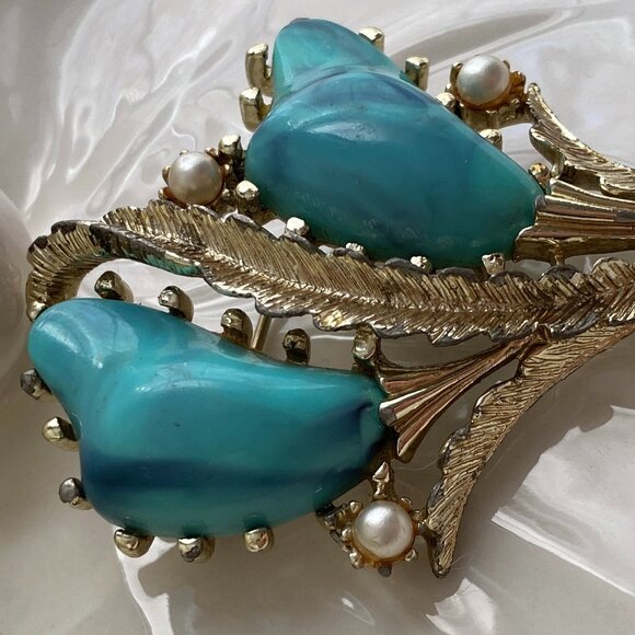CORO PEGASUS FAUX TURQUOISE & PEARL BROOCH - Picture 3 of 6